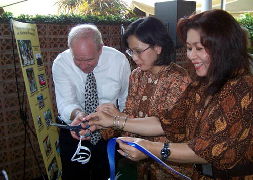 Country Vice President of BlueScope Steel Indonesia Marketing and Solutions, Ms. Lucia Karina (middle) officially launch the multifunction hall with a ribbon cutting ceremony together with PT BlueScope Lysaght Indonesia Vice President of Human Resources, Ms. Nina Isfriandini (right) and Family Care Foundation, Mr. Thomas Bergstorm (left).